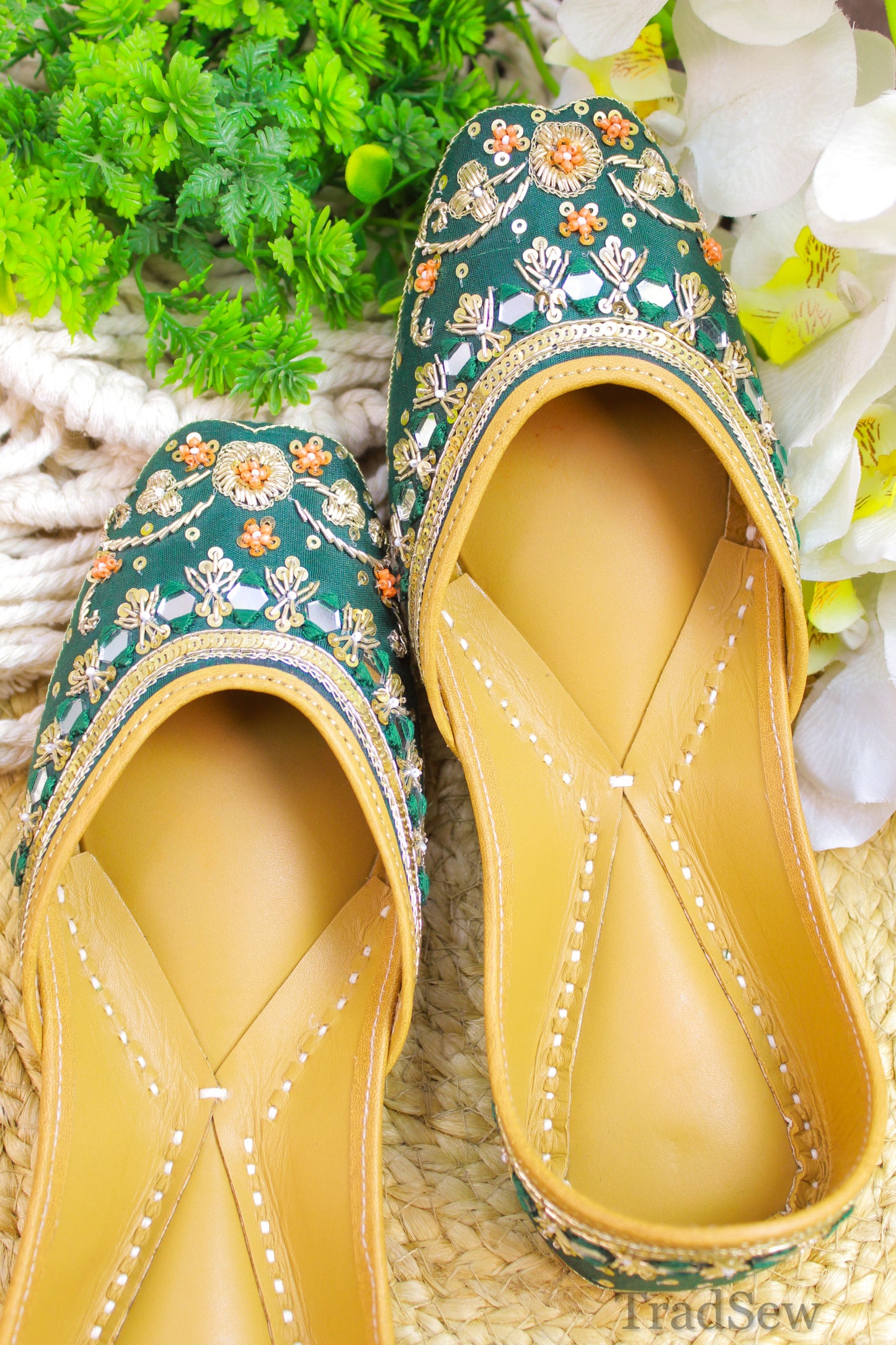 Fareedan: Green (Jutti)