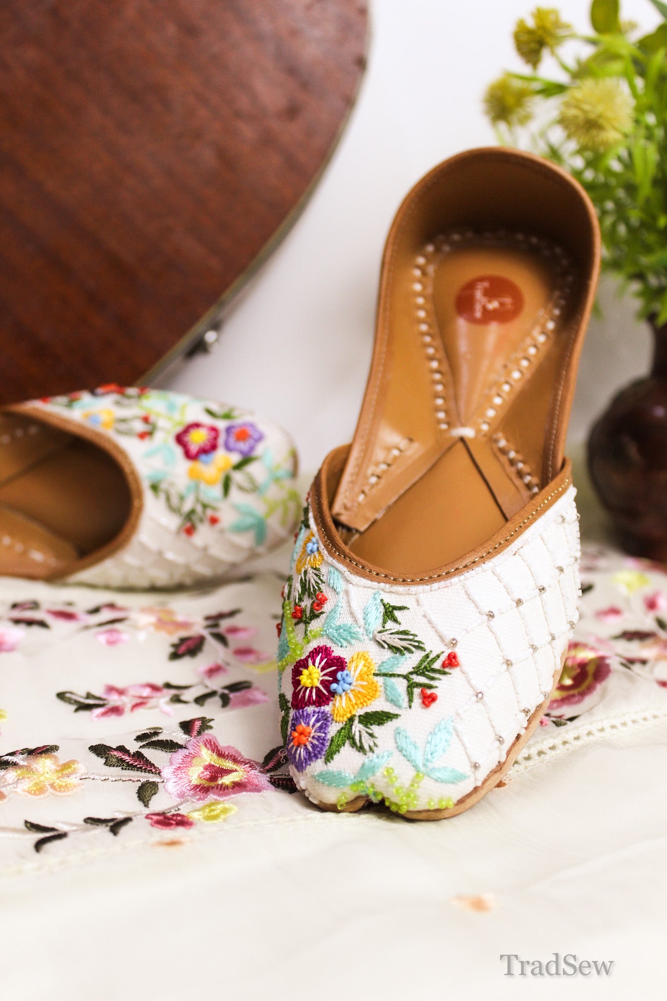 Aarvi: Floral (Jutti)
