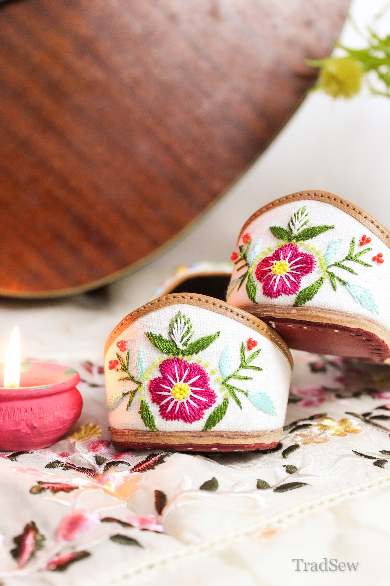 Aarvi: Floral (Jutti)