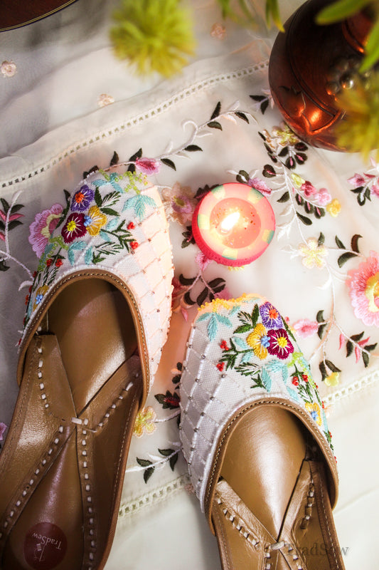 Aarvi: Floral (Jutti)