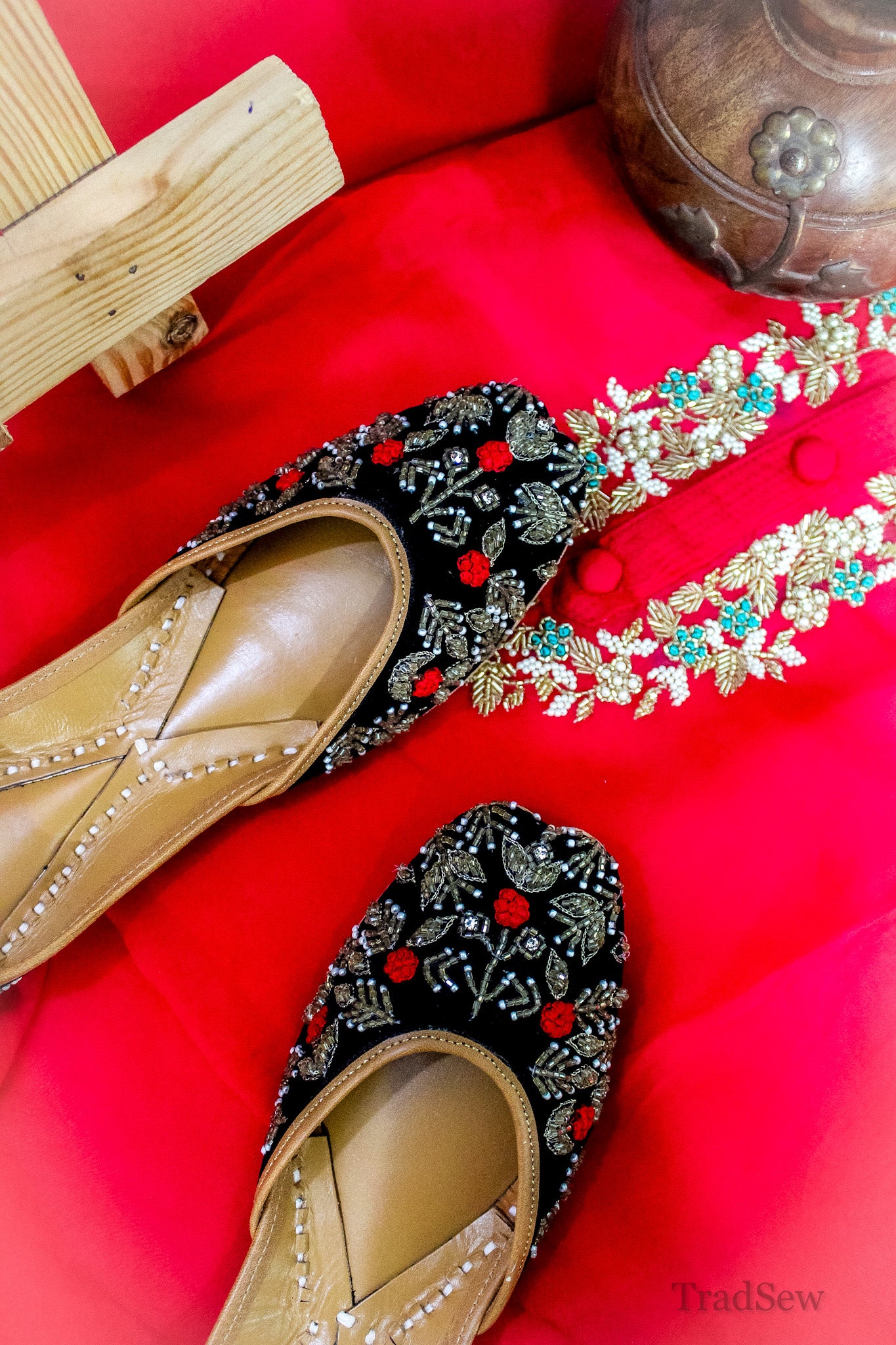 Bulbul: Black (Jutti)