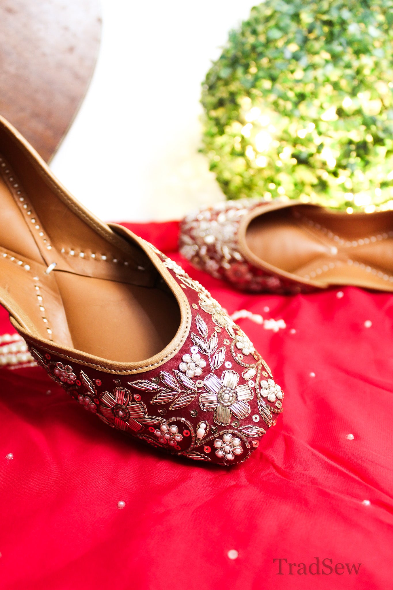 Opulent: Maroon Gold (Juttis)