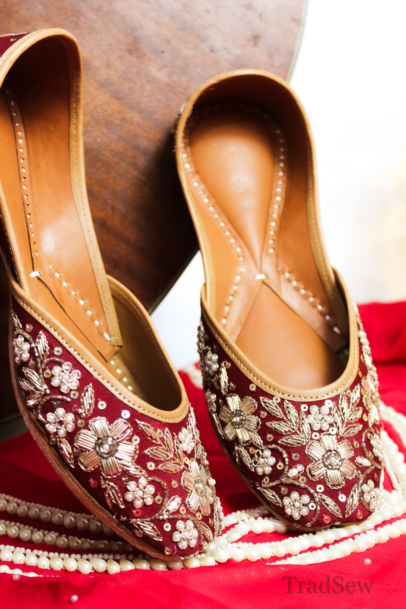 Opulent: Maroon Gold (Juttis)