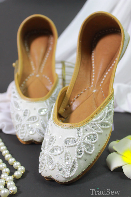 Product shoot of Aalamzeb White Punjabi Jutti for women | The Heeramandi inspired Collection by Tradsew