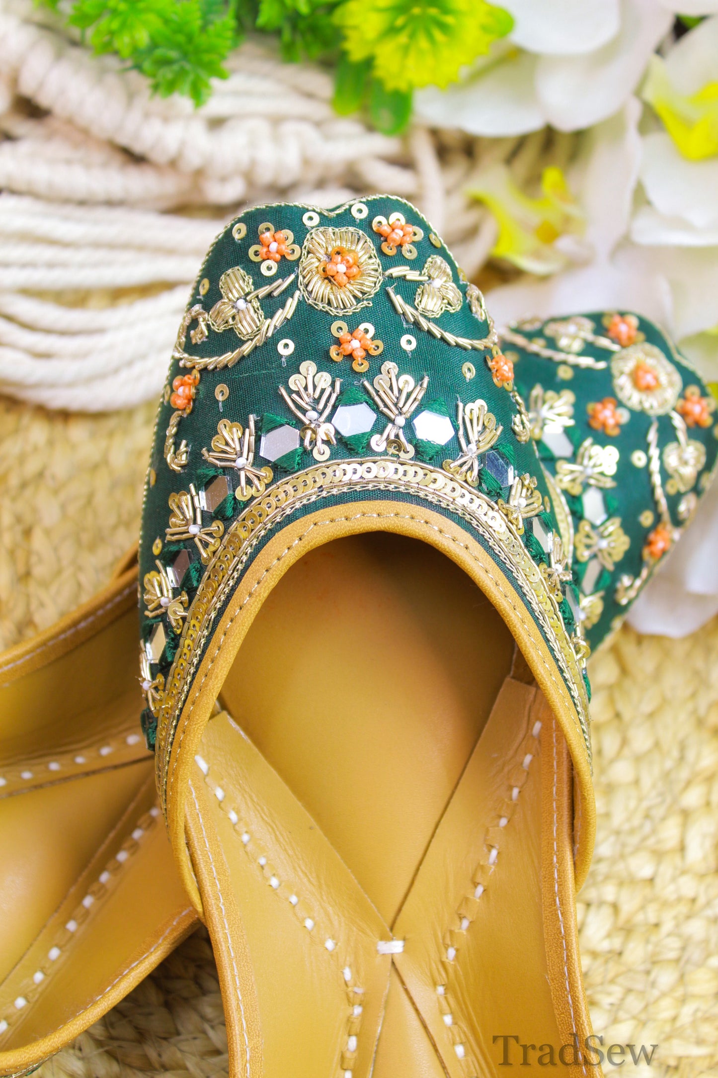 Fareedan: Green (Jutti)