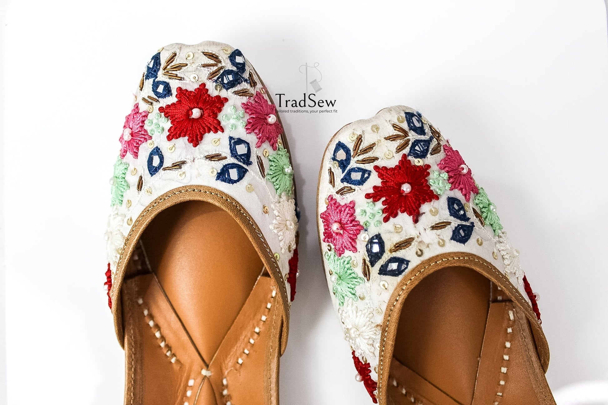Flower embroidery designer Jutti by Tradsew