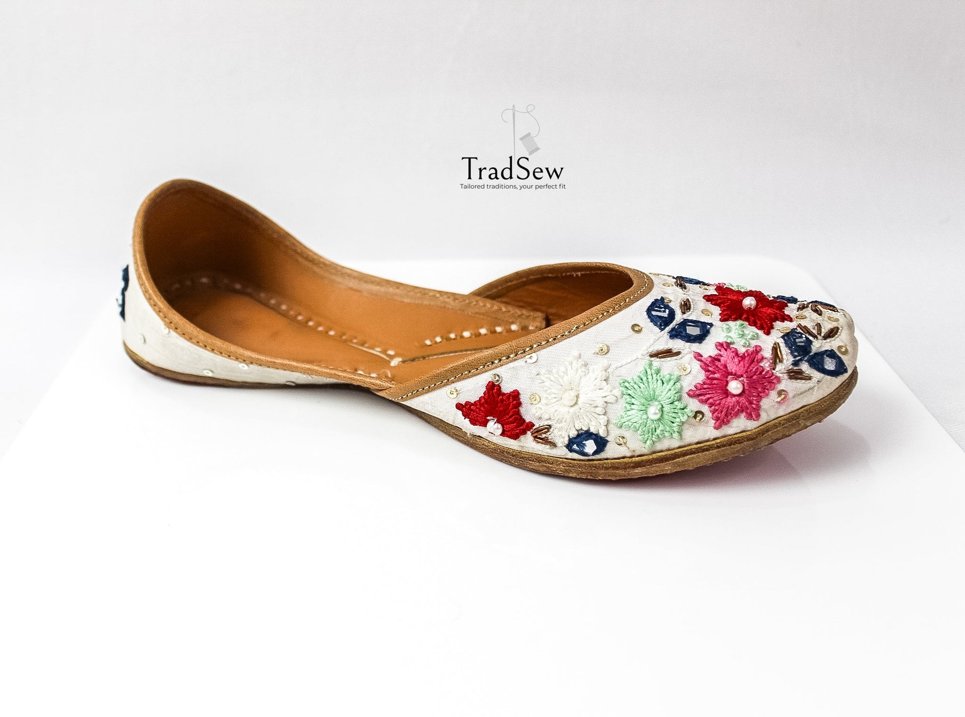 Flower embroidery designer Jutti by Tradsew
