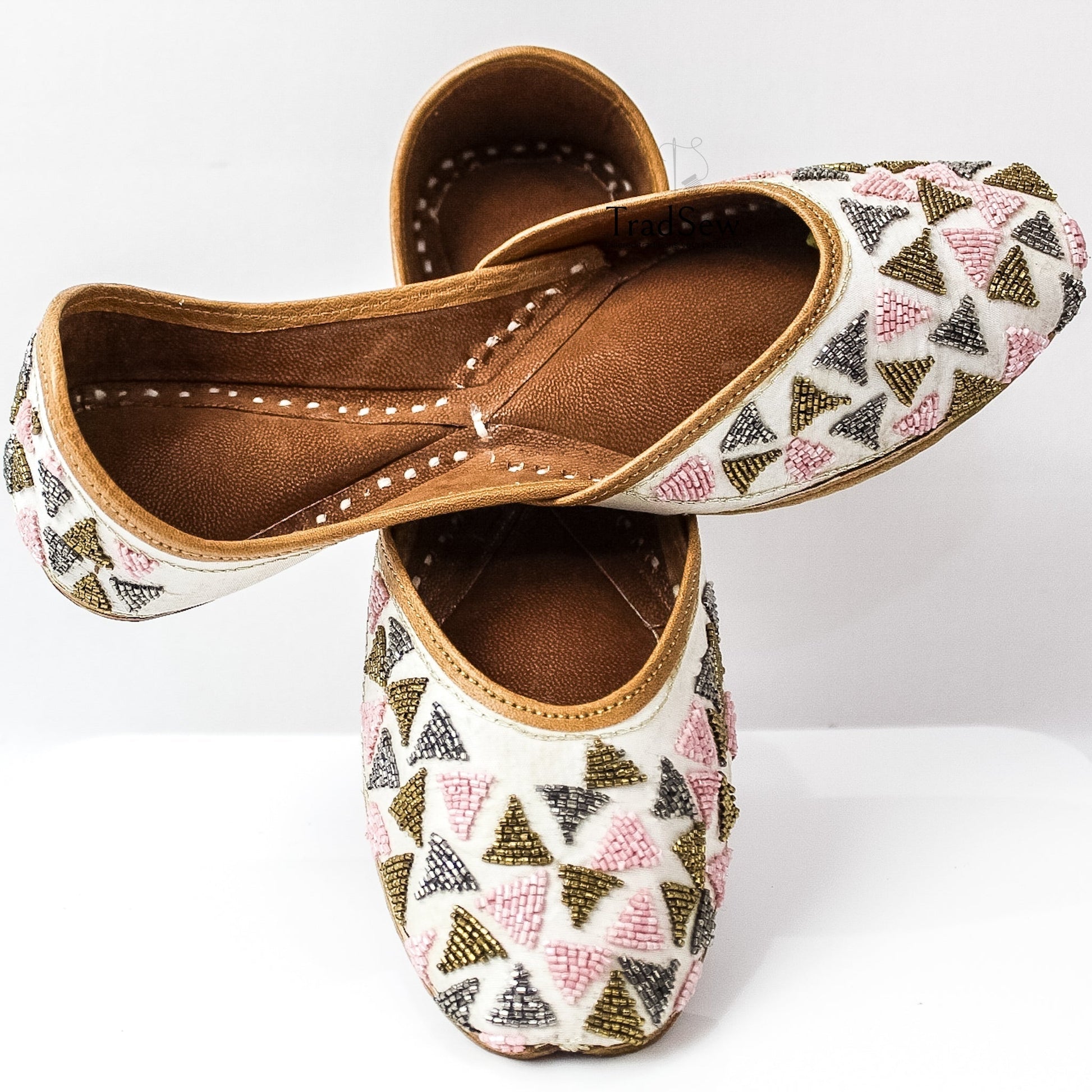 Handcrafted white triangle pattern designer jutti by Tradsew