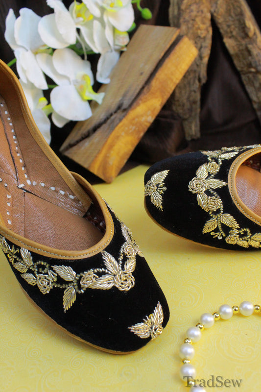 Tanvi: Black (Jutti)