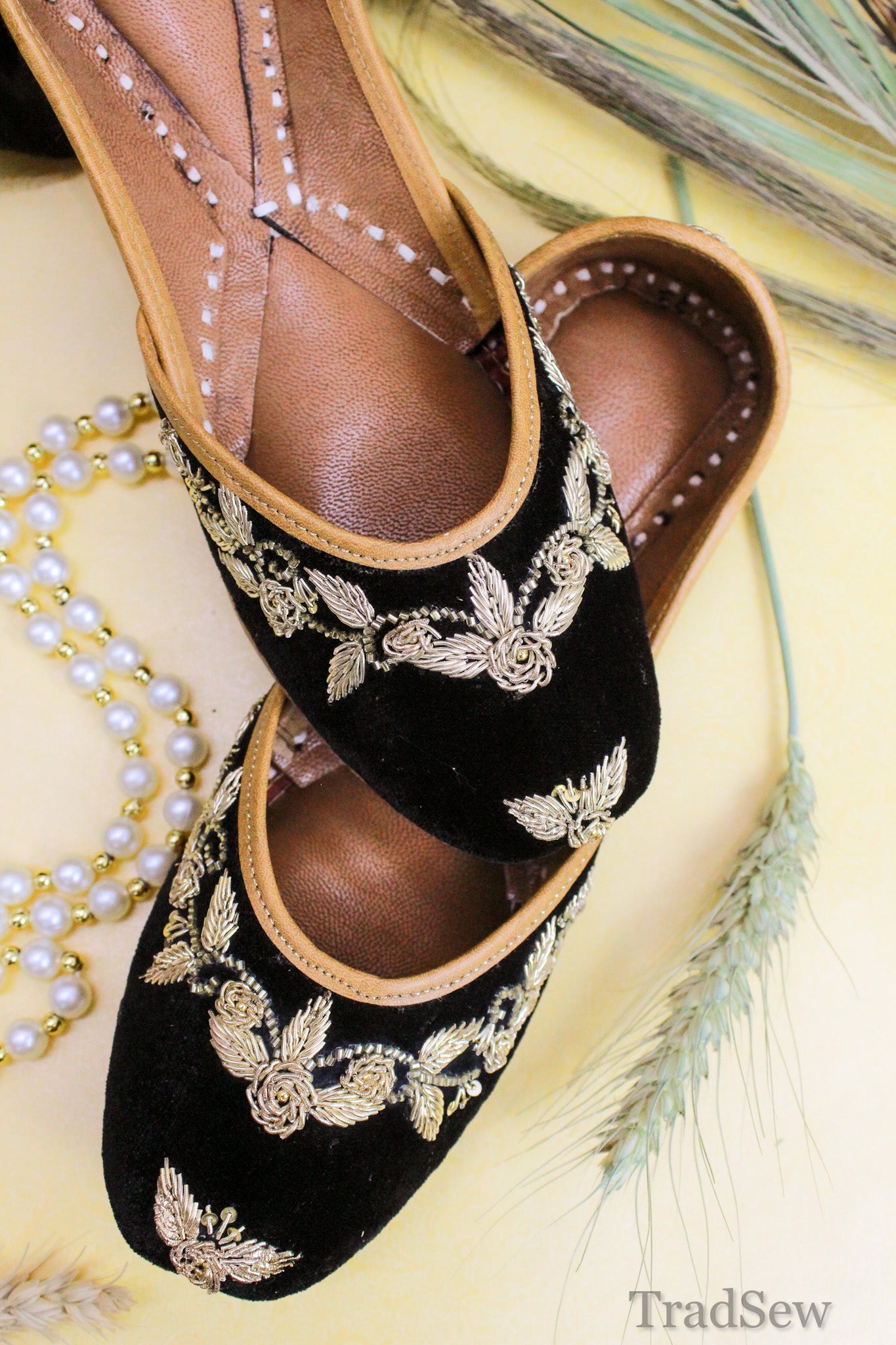 Tanvi: Black (Jutti)