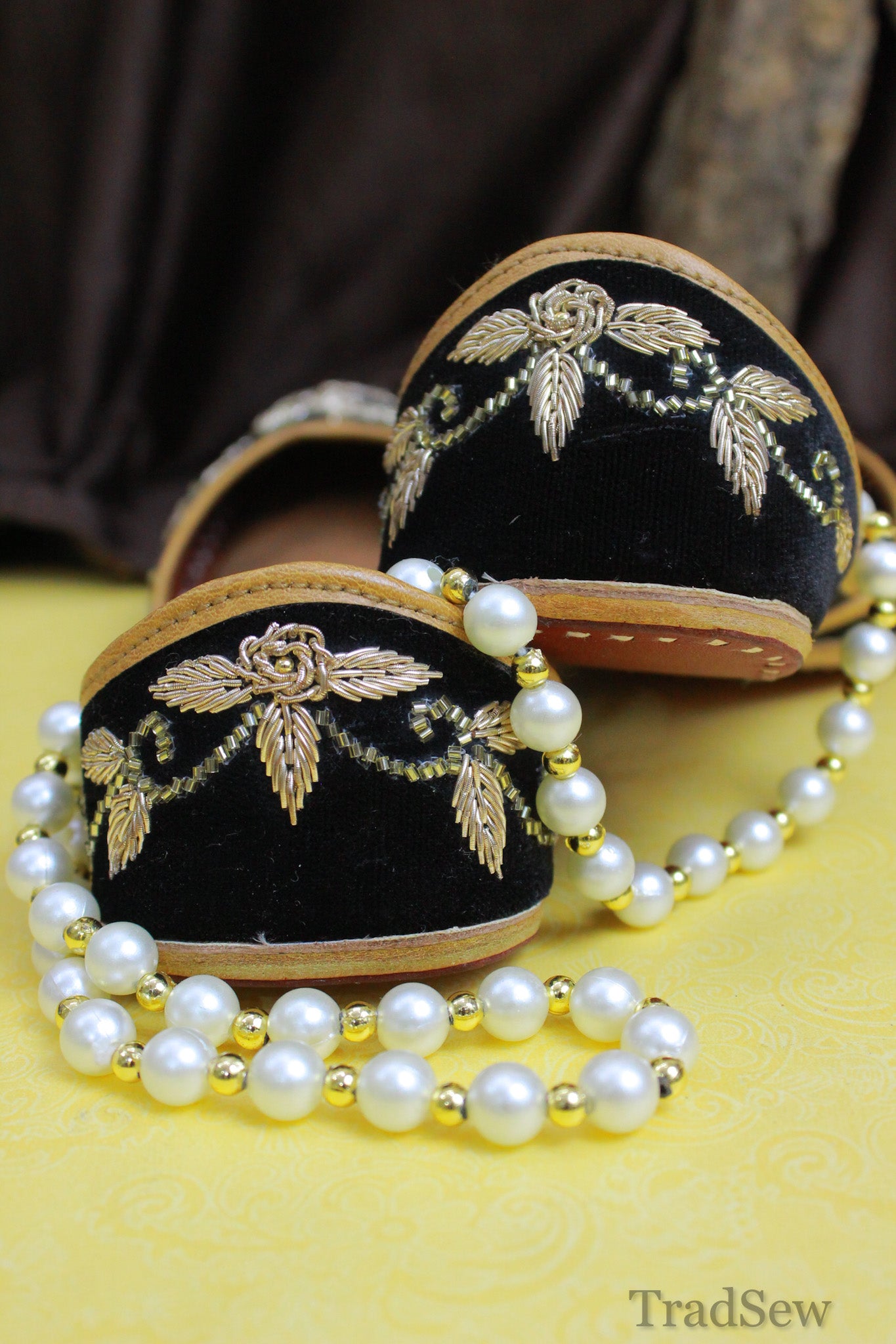 Tanvi: Black (Jutti)