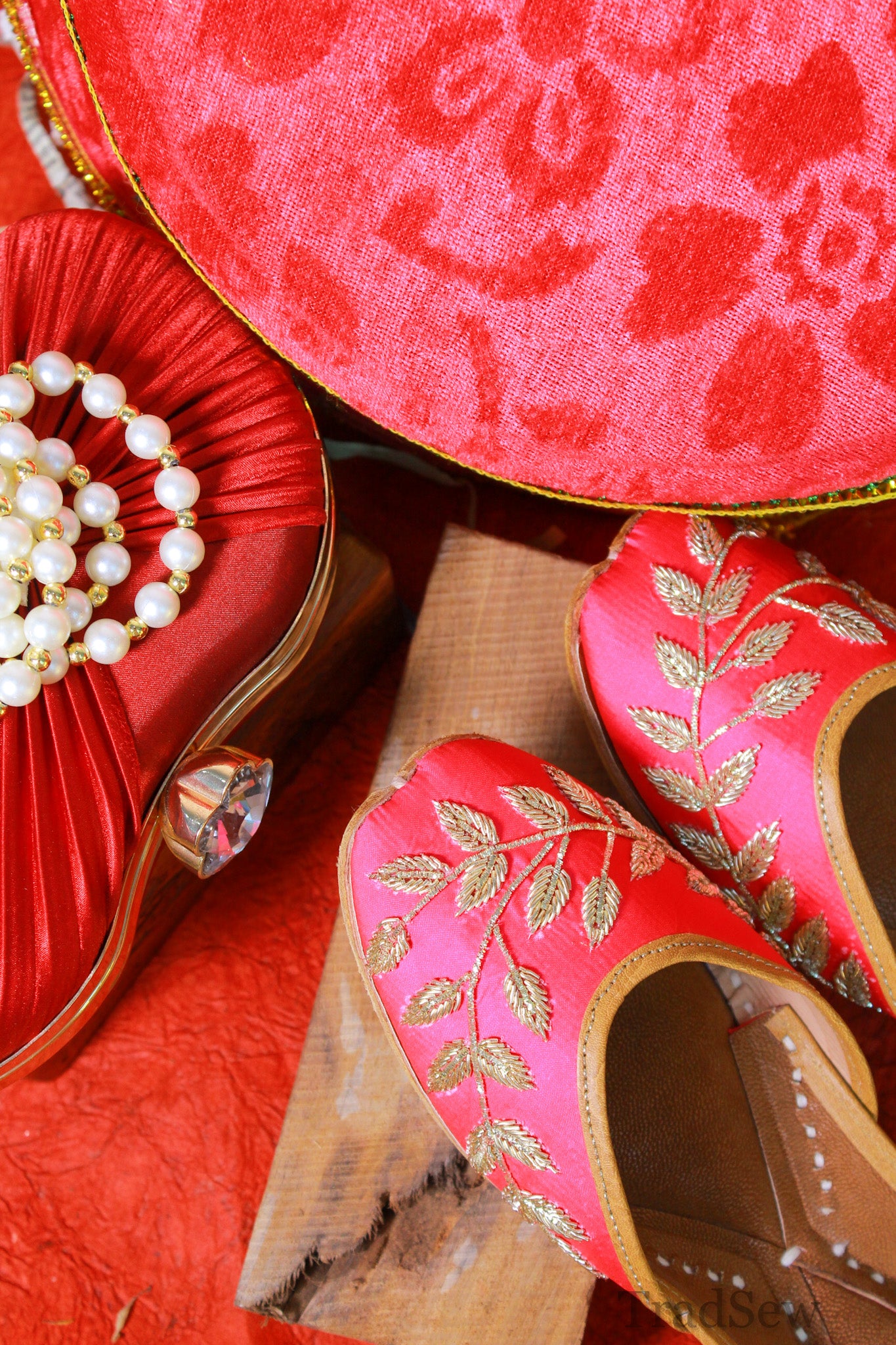 Pink Punjabi jutti for women with golden embroidery design | Tradsew