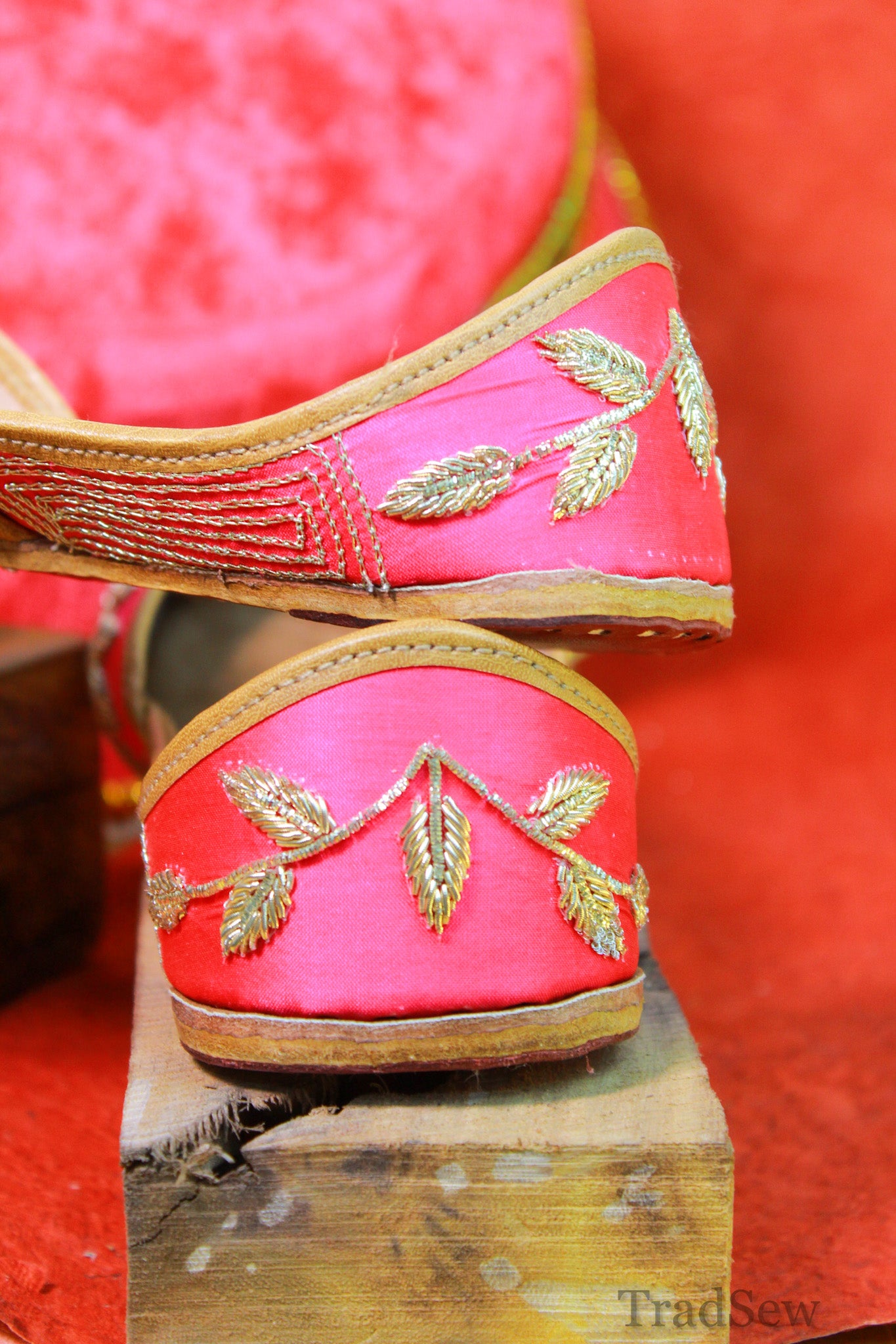 Pink Punjabi jutti for women with golden embroidery design | Tradsew