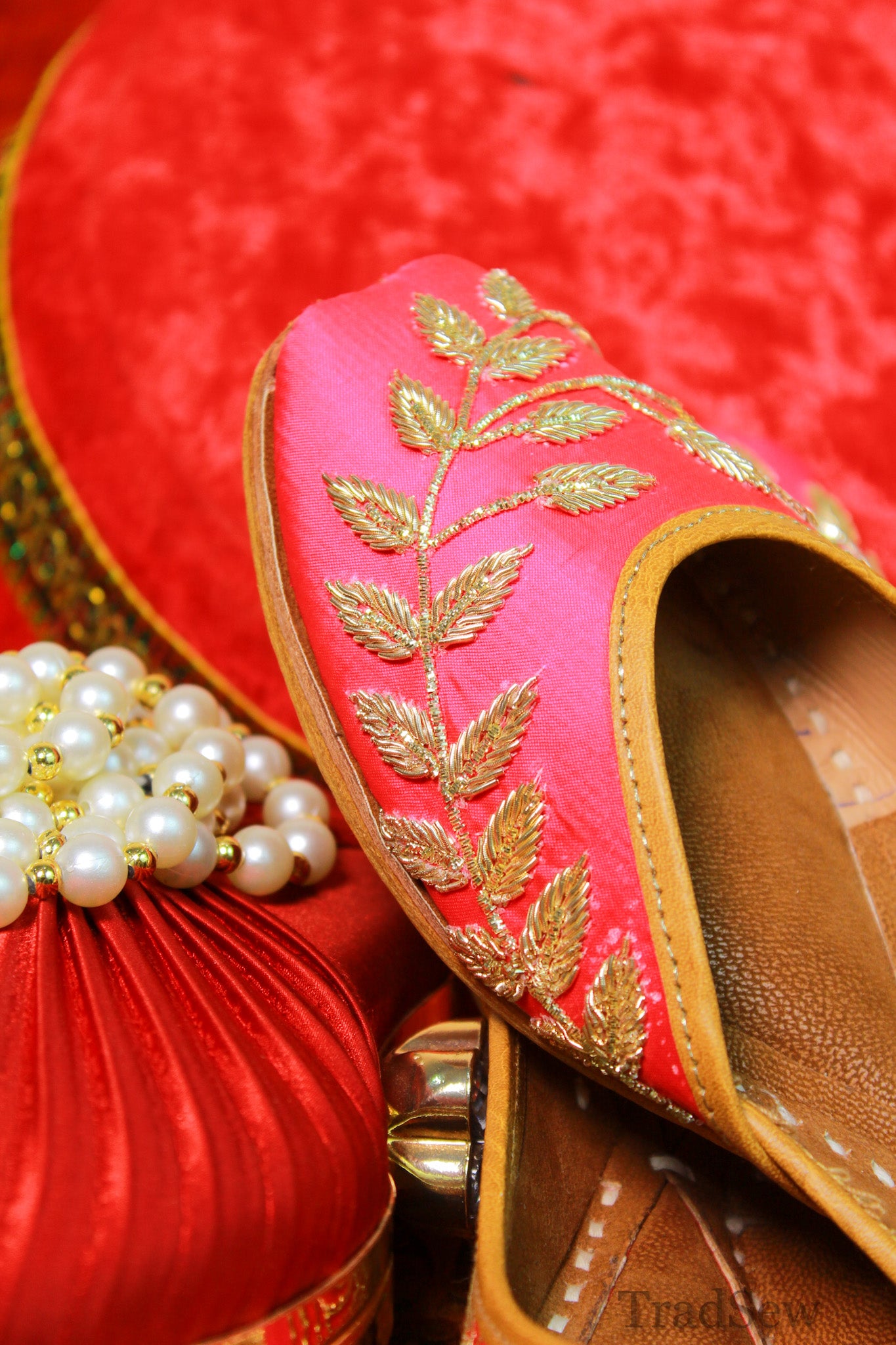 Pink Punjabi jutti for women with golden embroidery design | Tradsew