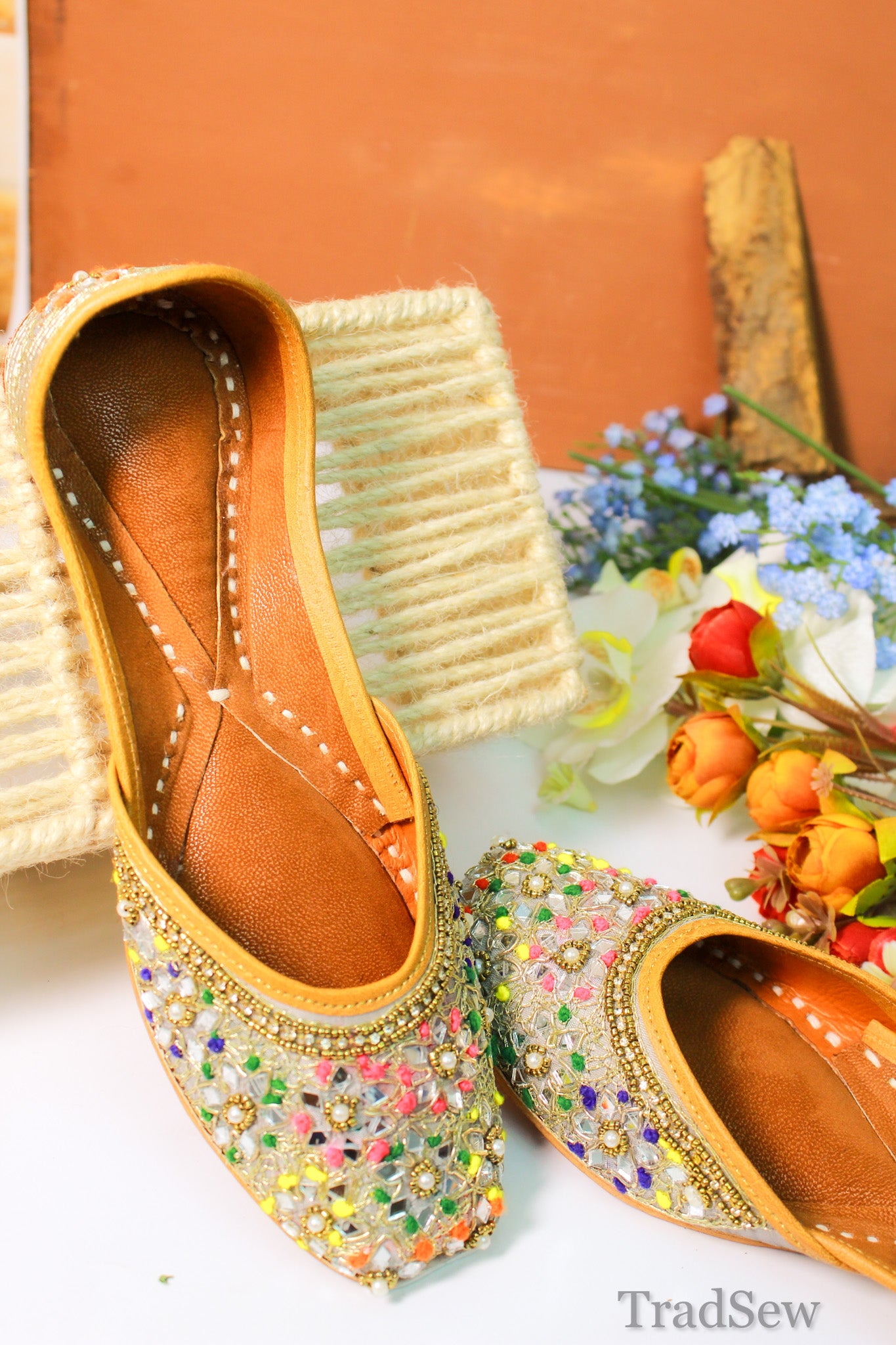 Prerna: Multicolor (Juttis)