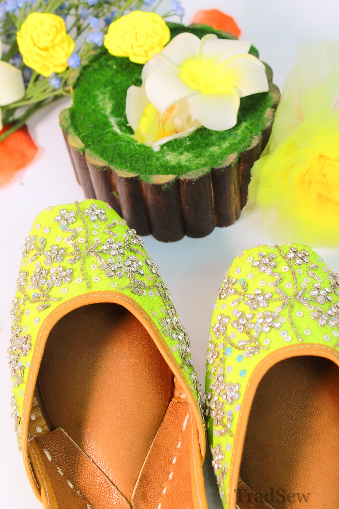 Anushka: Green (Jutti)