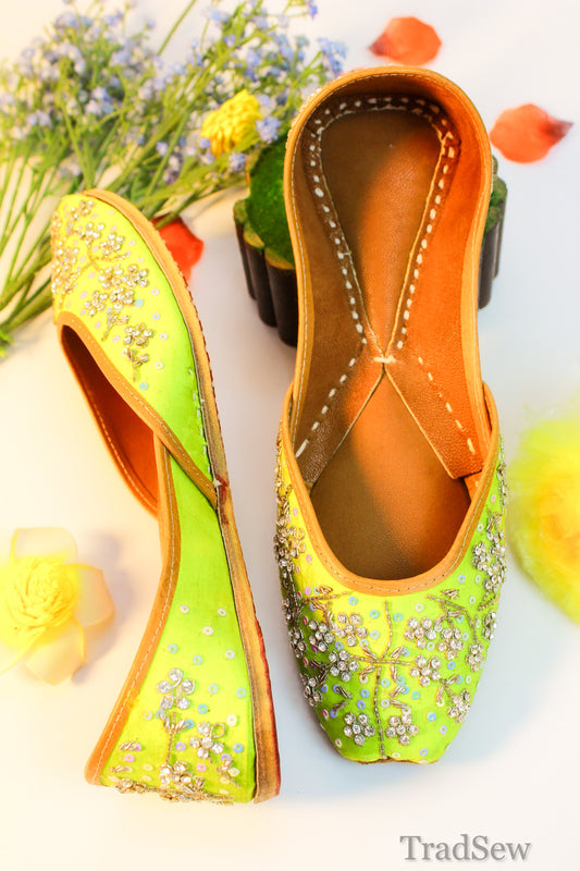 Anushka: Green (Jutti)