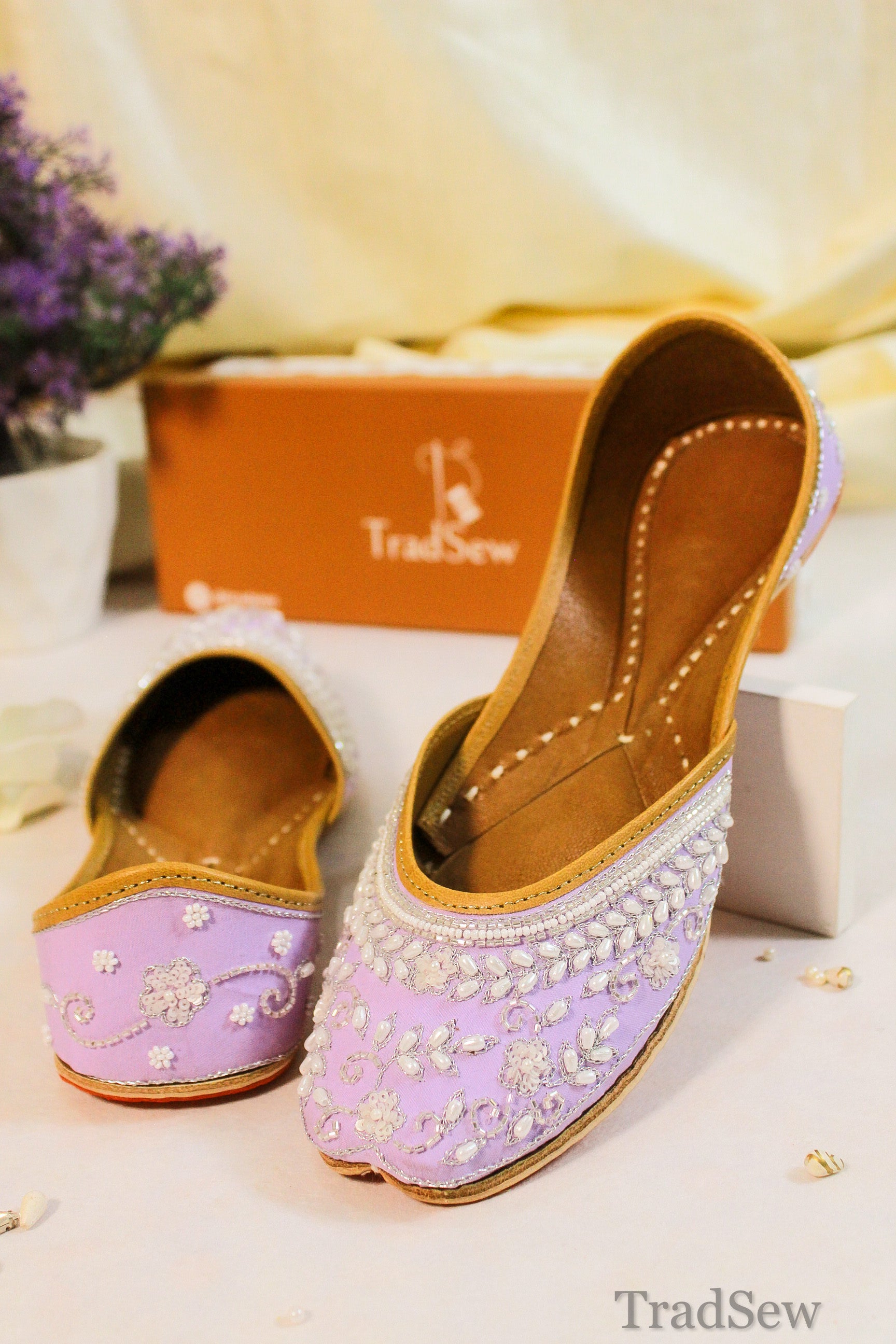 Han embroidered lavender Mulikajaan Punjabi jutti fot women by tradsew