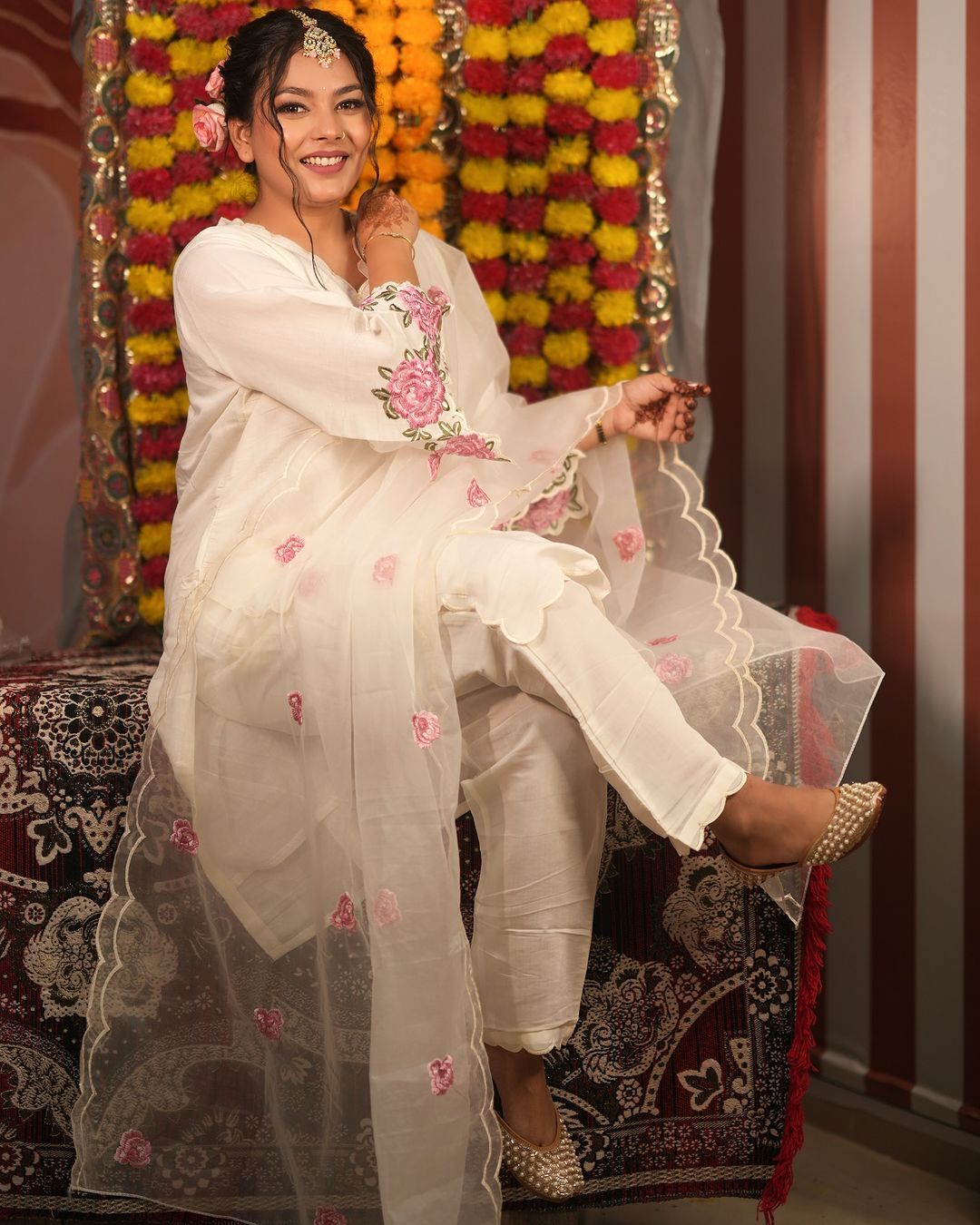 Mahika gold punjabi jutti for women by tradsew