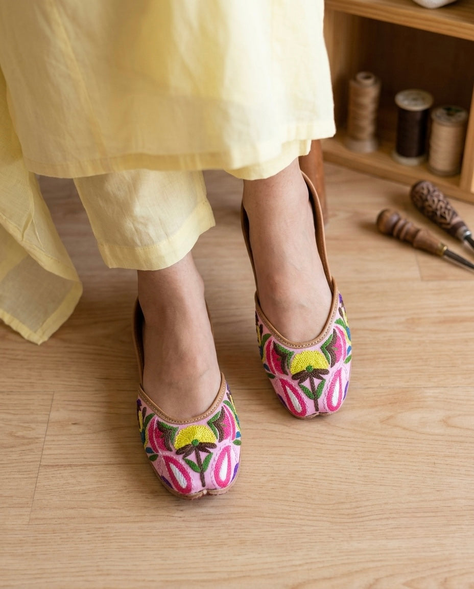 Ayushi : Pink (Jutti)