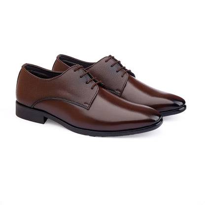 A pair of brown formal shoes with lace-up closure on a white background.